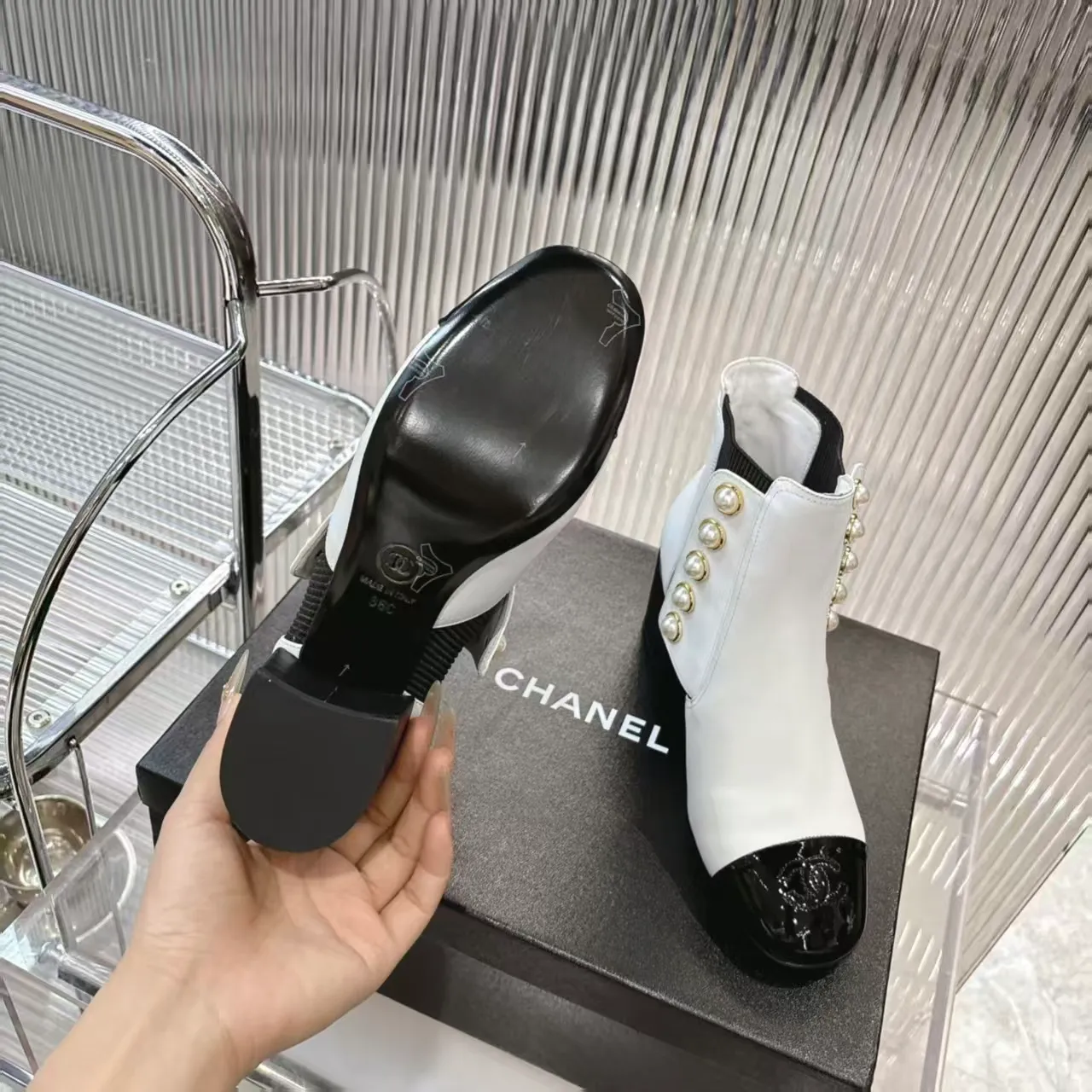 👟👟Ex-factory price 680👟👟 (top version) 𝗖𝗛𝗔𝗡𝗘𝗟𝟐5 years of Chanel𝐅𝐖Must-have for autumn and winter rhombus motorcycle boots Martin boots Xiaoxiangjia's super classic motorcycle boots sweet and cool shape can easily increase the height of the foot and elongate the legs. It is fashionable and fashionable with pearls One-to-one reproduction of the original 👟Material: First-layer cowhide ▪️Heel height: 6.5𝐜𝐦 ▪️Lining: sheepskin ▫️𝐒𝐢𝐳𝐞:𝟑𝟓-𝟒𝟏𝐌(𝟒𝟎, 𝟒𝟏 customization is not returnable) ▪️Sole: original 1:1 molded leather outsole ▫️Color: black, white, apricot (three colors included) ▪️Combined with original full set of packaging📦